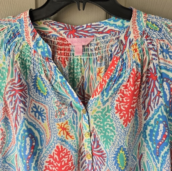 Lilly Pulitzer Elsa 100% Silk Top Let Minnow Sz S Popover Detail Logo Buttons - Picture 10 of 11